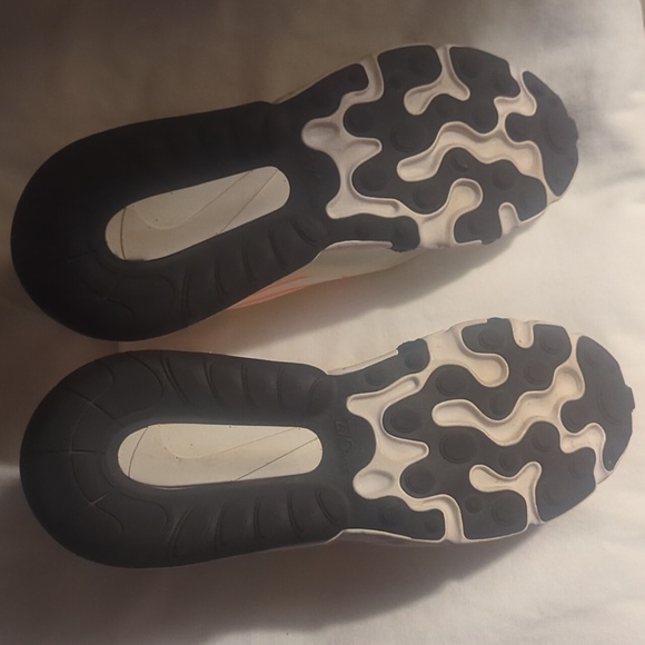 Barely worn Nike Airmax 270 react, size 8 - Picture 4 of 6